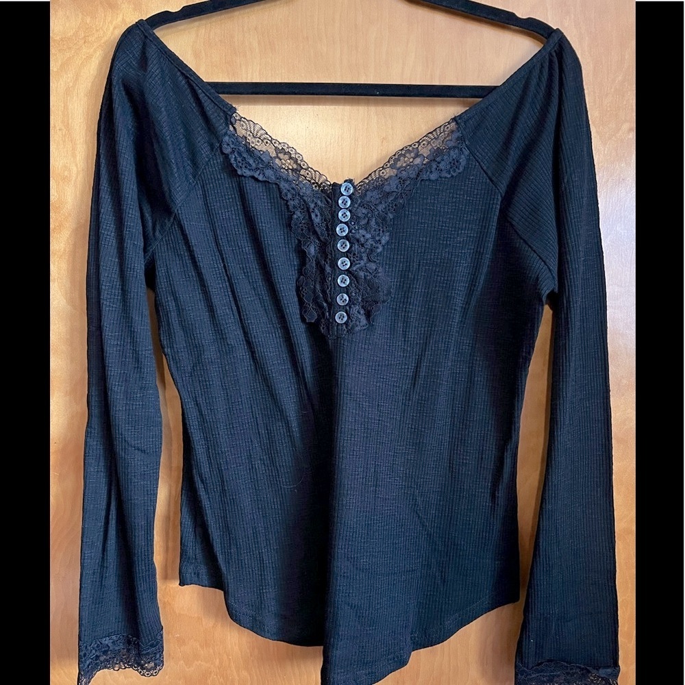Black ribbed top.